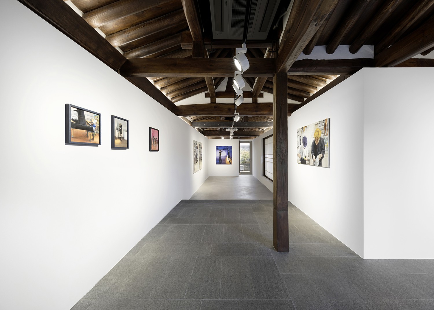 박진아: 돌과 연기와 피아노